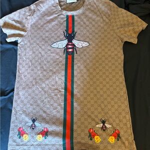 Gucci fly shirt can be unisex